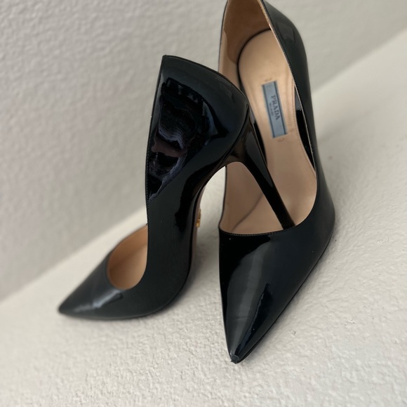 Worn and Refinished used Prada Saffiano patent leather pumps 39 - Picture 4 of 5